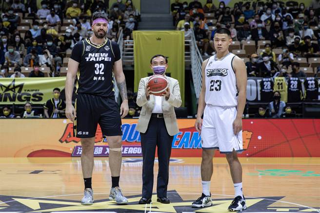 強化職籃反毒防賭，法務部長蔡清祥率隊赴職籃P.LEAGUE＋聯盟開球。(法務部提供)