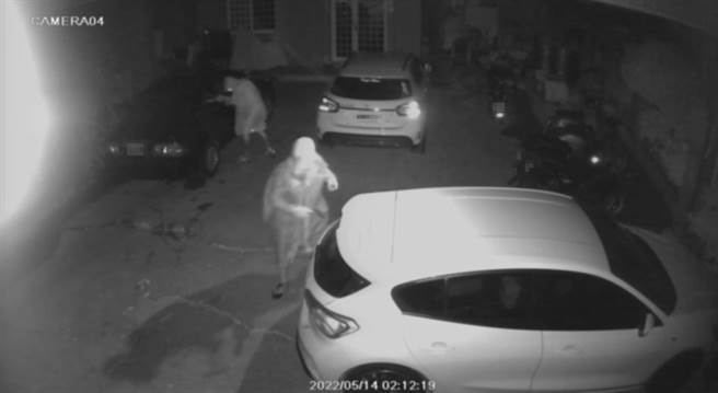 桃園市觀音區2名雨衣男今日凌晨闖民宅庭院砸車。（翻攝照片／蔡明亘桃園傳真）