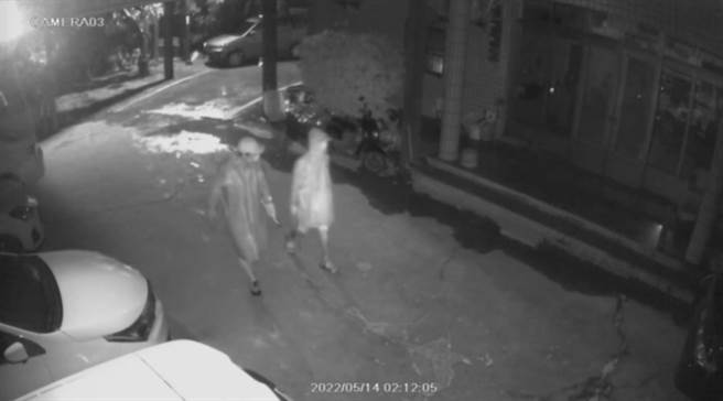 2名男子持棍棒狠狠砸車。（翻攝照片／蔡明亘桃園傳真）