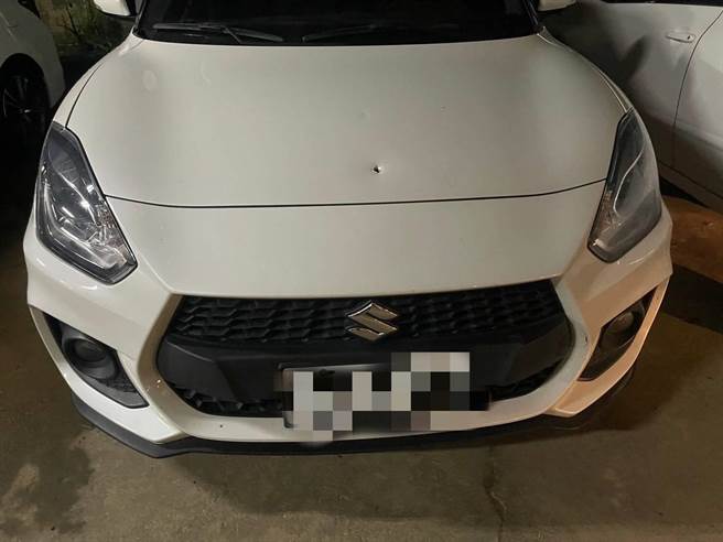 車體表面被砸出坑洞。（大園分局提供／蔡明亘桃園傳真）