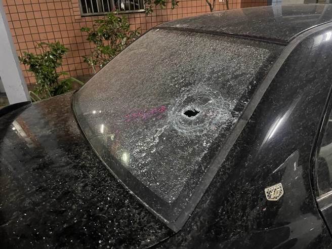 現場6輛車全被狠砸。（大園分局提供／蔡明亘桃園傳真）