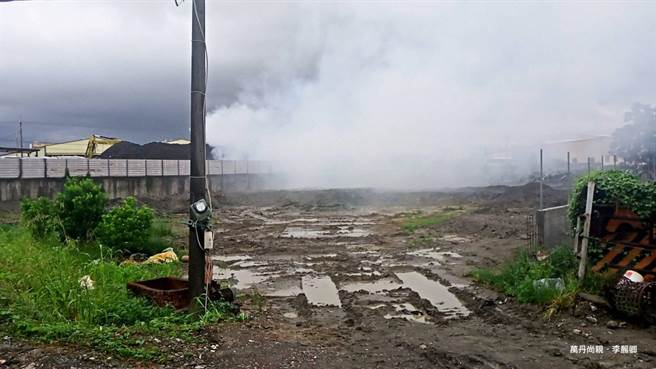 萬丹鄉一處農地違法堆置不明太空包，因雨勢引燃導致粉塵飛散。(摘自李麗卿臉書)