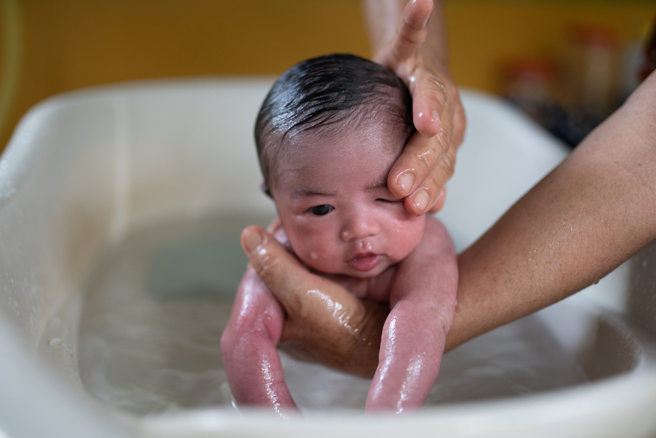 女婴在浴缸中载浮载沉将近半小时，被发现时脸已朝下发紫，送医抢救仍回天乏术。（示意图/shutterstock）