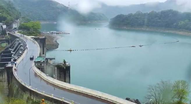 北水局指出，这波梅雨预计为石门水库带来3500万吨水量，将利用水力发电调节水位，同时可缓解夏季供电压力。(图／石门水库即时影像)