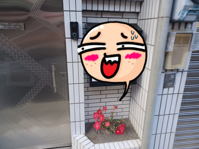 外送员发现某住家外，住户设置了铁制盒子，供外送员放置餐点，盒子外还贴上不同LOGO，让不同家的外送员一目了然，其他外送员纷纷大讚专业。（翻摄自脸书「外送员的奇闻怪事」）