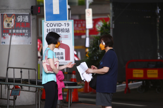 為讓PCR量能擴大，指揮中心指揮官陳時中表示，已要求北北基桃加開大型篩檢站，預計這兩天就會陸續開設。圖為民眾篩檢畫面。（鄧博仁攝）