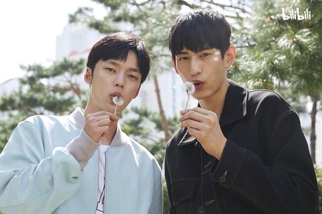 韩贤俊（左）、金泰焕称对彼此心动。（bilibili提供）