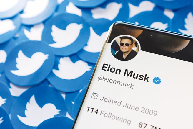 穆斯克發表推文指出，由於一份關於推特假帳號的報導，決定暫緩收購計畫。圖／路透