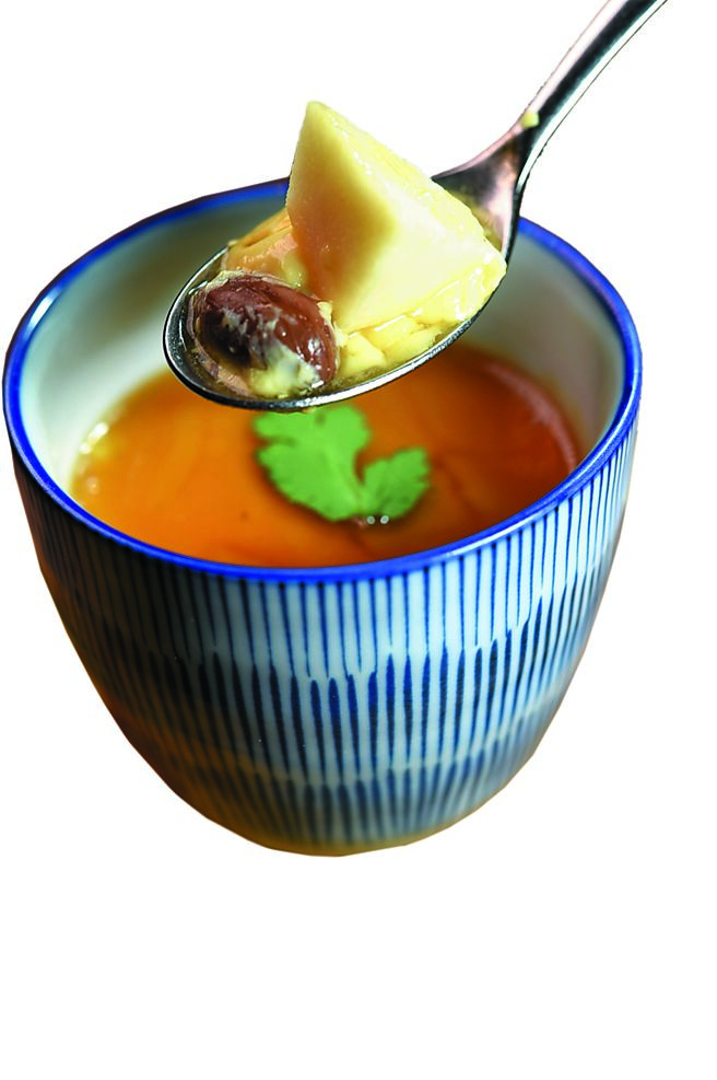 〈茶碗蒸〉蒸蛋内有绿竹笋、花生与毛豆，并以蔬食高汤和酱油提味。图／姚舜
