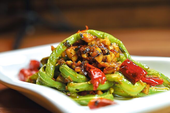 〈乾煸四季豆〉是将四季豆煸过后再与杏鲍菇丁、芽菜等用郫县豆瓣酱炒制。图／姚舜