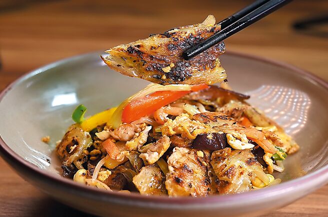 〈素炒饼〉以青红黄椒、红萝卜、芹菜、川耳等蔬食素料搭配〈素香椿饼〉热炒，带着镬气上桌，依然很有「村子的味道」。图／姚舜