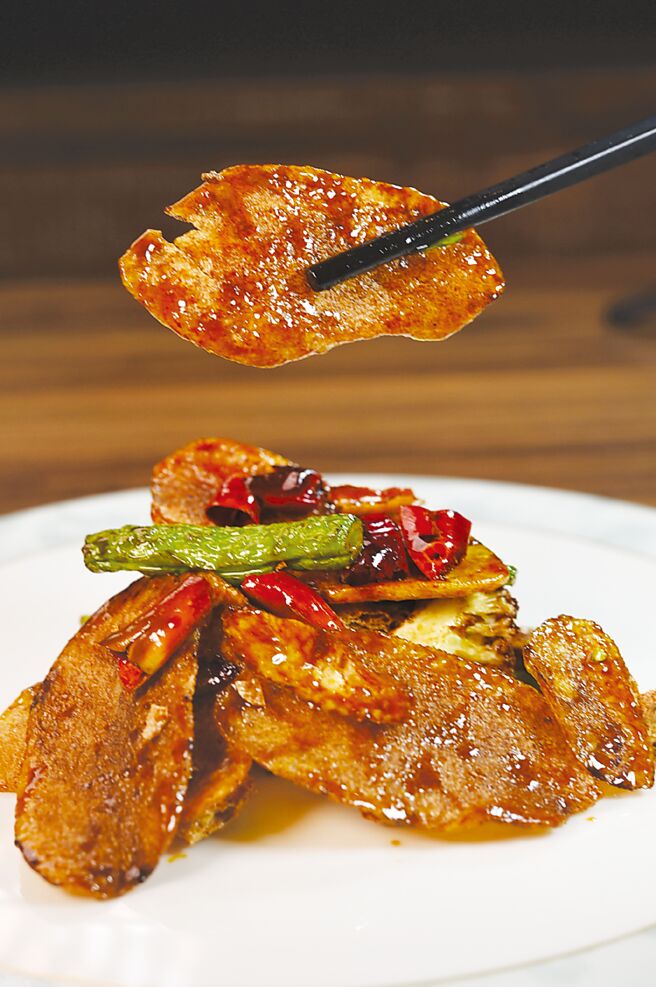 〈乾锅综合〉是〈乾锅土豆〉的「加强版」，马铃薯片（土豆）、豆皮、四季豆、香菇等食材炸过后，再以酸甜酱汁提味拌炒，非常开胃。图／姚舜