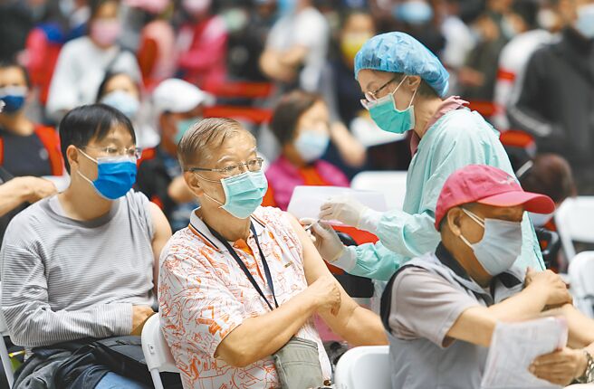 中央流行疫情指挥中心昨表示，针对65岁以上长者、长照机构住民等高风险族群，预计下周开打第4剂。图为长辈打疫苗的画面。（本报资料照片）