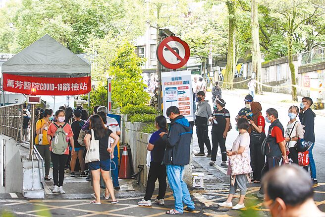 蔡总统召开防疫谘询会议，会中指示北北基桃增设快筛站。图为13日医院外排满了许多准备做PCR检测的民眾。（邓博仁摄）