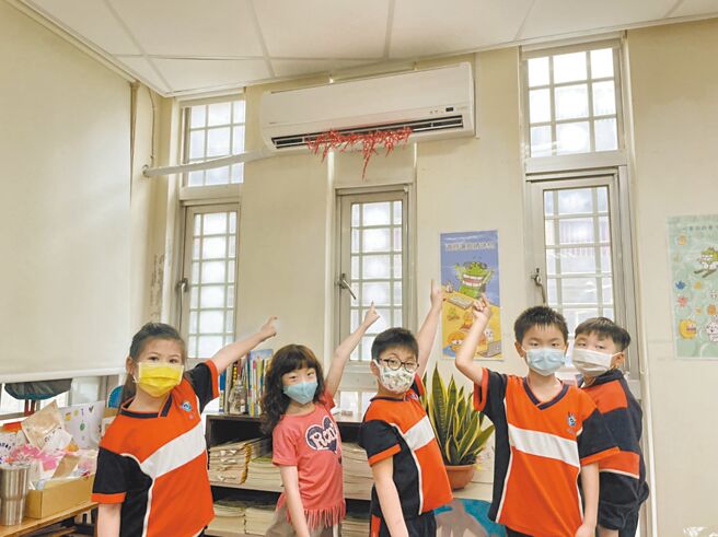 各县市国中小「班班有冷气」政策上路，但高市府教育局发文要求各校设置「竣工铭牌」，教育界人士痛批根本乱花钱「大内宣」。图为班班有冷气政策4月25日在桃园市大溪区仁和国小启用。（本报资料照片）