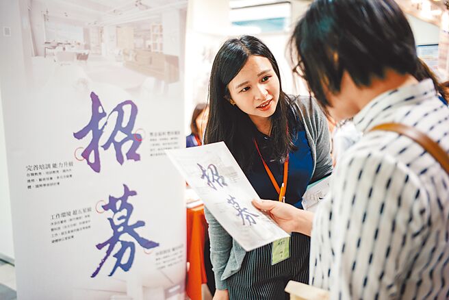 资讯工程类的大学生毕业工作3年，平均薪资为3万8988元，若硕士毕业工作3年，薪资一举跳跃到8万7650元，大学、硕士的差距倍数达2.25倍，是身价潜力最好的科系。图为校园生技就业博览会吸引新鲜人投递履歷。（本报资料照片）