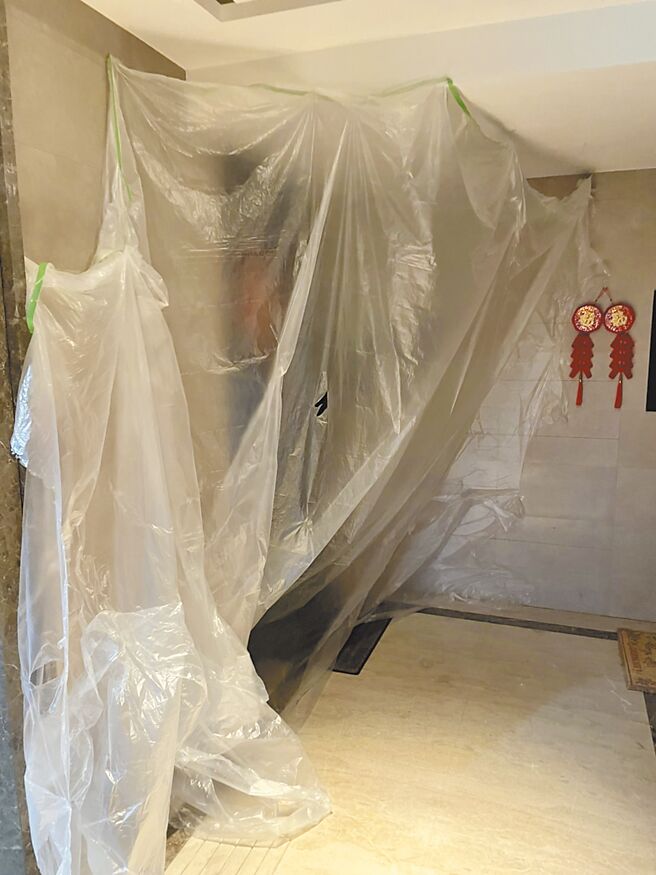 台中市南屯区一处社区住宅，有屋主确诊在家居家照护，消息传开后，大门外竟遭管委会主委贴上层层塑胶布阻隔。（民眾提供／谢琼云台中传真）