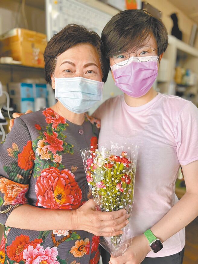 前台中台中市长张温鹰女儿陈俞融（右）民调过关，拿到代表民进党参选北区市议员门票。（陈俞融服务处提供／卢金足台中传真）