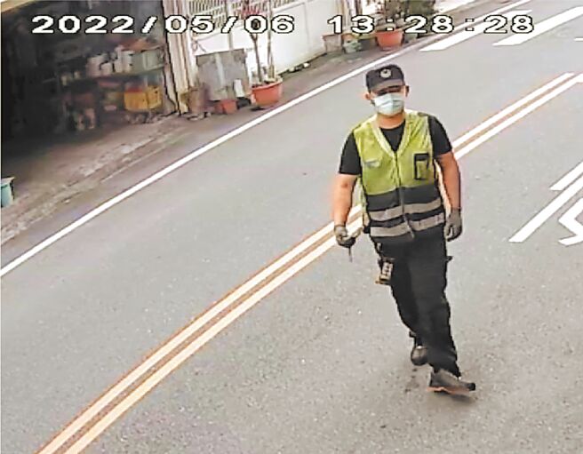 警局约雇人员穿警察字样反光背心、戴警帽，执行车辆违规拖吊，议员痛批根本违法。（议员张美慧提供／王志伟花莲传真）