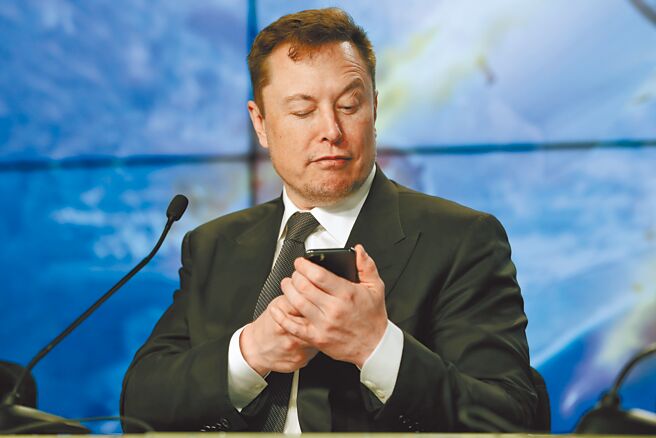 特斯拉（Tesla）行政总裁马斯克13日宣布，因为要等待关于虚假帐号占用户少于5%的详细计算结果讯息，决定先暂缓收购Twitter。（美联社）