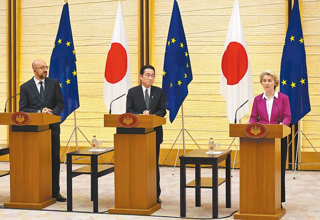日本首相岸田文雄（中）12日与欧盟理事会主席米歇尔（左）及欧盟执委会主席范德赖恩（右）在东京举行「第28届日本与欧盟领袖峰会」，双方会后发表联合声明再度强调台湾海峡和平稳定的重要性及鼓励和平解决两岸问题。（路透）