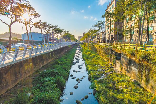 藤寮坑沟改造将延长，让家门前不再是臭水沟，而是清澈小溪流。（新北市水利局提供／叶德正新北传真）