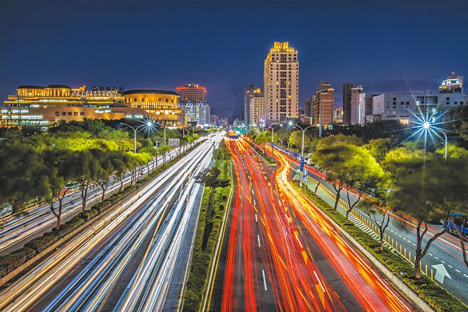 新竹轻轨蓝线东西向以竹北市光明六路为主要轴线。（罗浚滨摄）