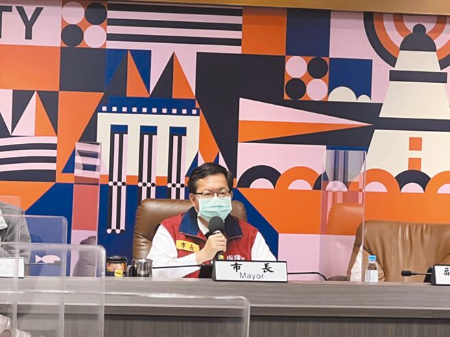 针对毕业典礼是否线上，桃园市长郑文灿表示，若亲师生充分沟通达成共识，假设可以维持社交距离、小规模举办，就可以恢復实体毕业典礼。（桃园市新闻处提供／赖佑维桃园传真）