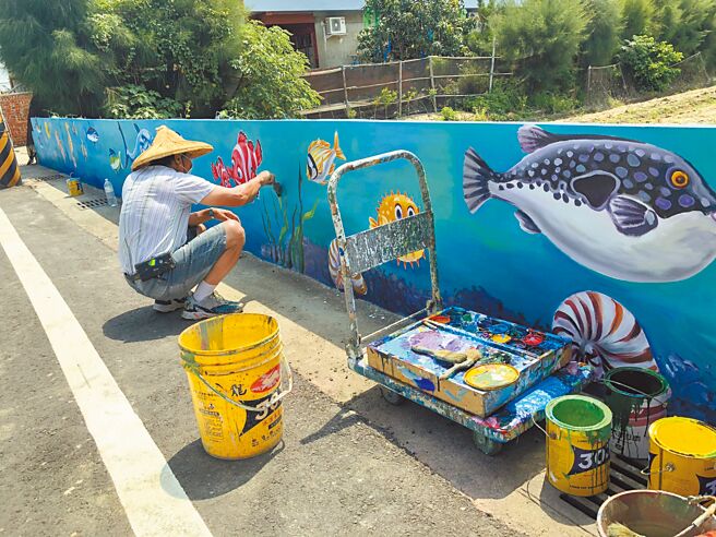 后龙镇水尾里社区老屋外墙请来师傅重新彩绘成了打卡亮点。（谢明俊摄）