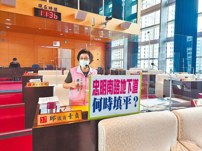 台中市市区道路有6处铁路高架化后遗留下的地下道，除了忠明南路地下道之外，其它5处均完成填平；台中市议员邱素贞呼吁台中市建设局加快脚步，尽快动工填平。（谢琼云摄）