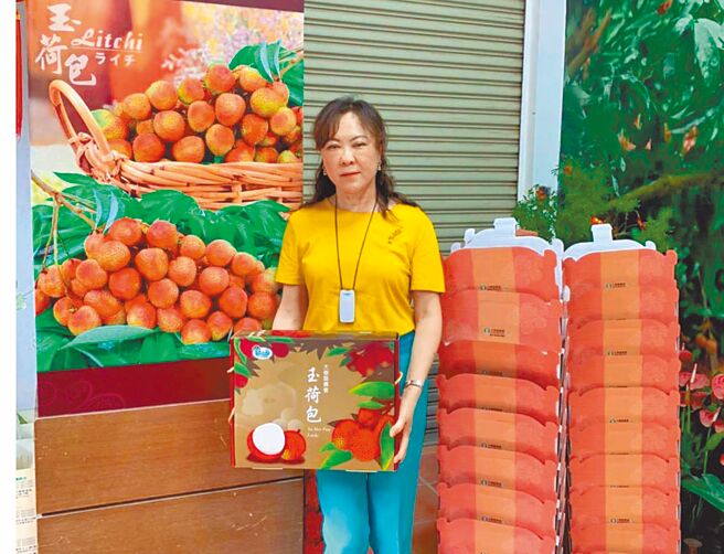 高雄市大樹農會總幹事歐幸娟表示，農會頂級玉荷包5台斤賣1100元，禮盒大方又喜氣。（林雅惠攝）