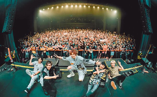 八三夭日前在廣州開唱，吸引許多粉絲到場支持。（摘自八三夭臉書）