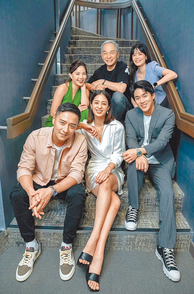 郑人硕（前排左起）、莫允雯、李博翔与新加坡演员合作最新剧集。（CJ ENM HK提供）