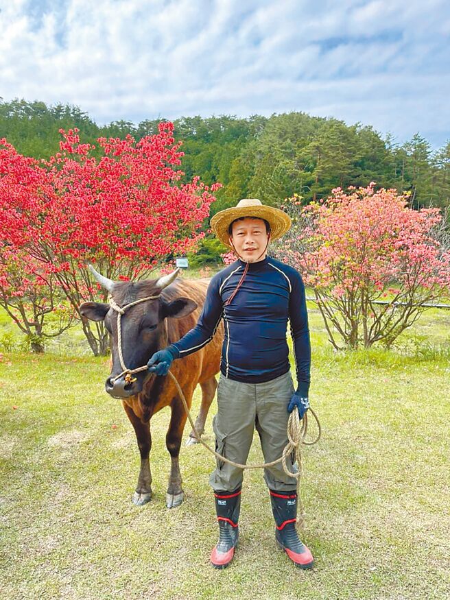 李康生主演新片《黑之牛》与日本和牛对戏。（木林电影提供）