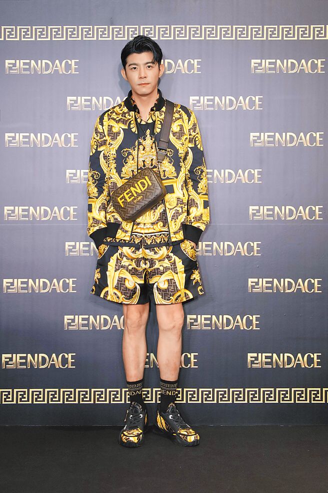 王柏杰一反平时低调的私服，以Fendace呈现时尚又休閒的样貌，FENDI FENDACE系列印花夹克6万1000元、印花五分裤2万3500元、印花Flow休閒鞋款3万9800元、印花长袜6200元。（FENDI提供）