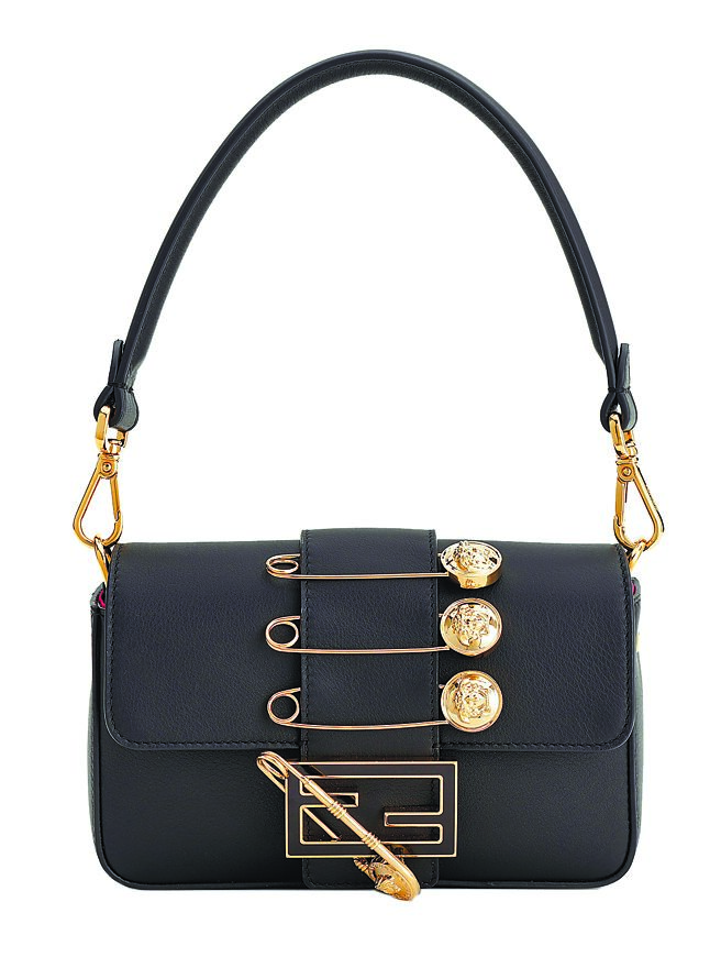 FENDI FENDACE胶囊系列Mini Baguette Spille，7万9000元。（FENDI提供）