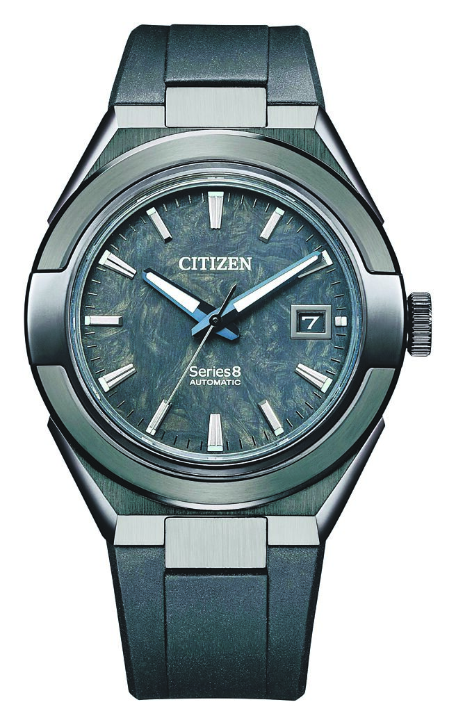 CITIZEN推出Series 8 870碳石黑一周年纪念表，表盘换成碳纤维材质更有质感，6万9800元。（CITIZEN提供）