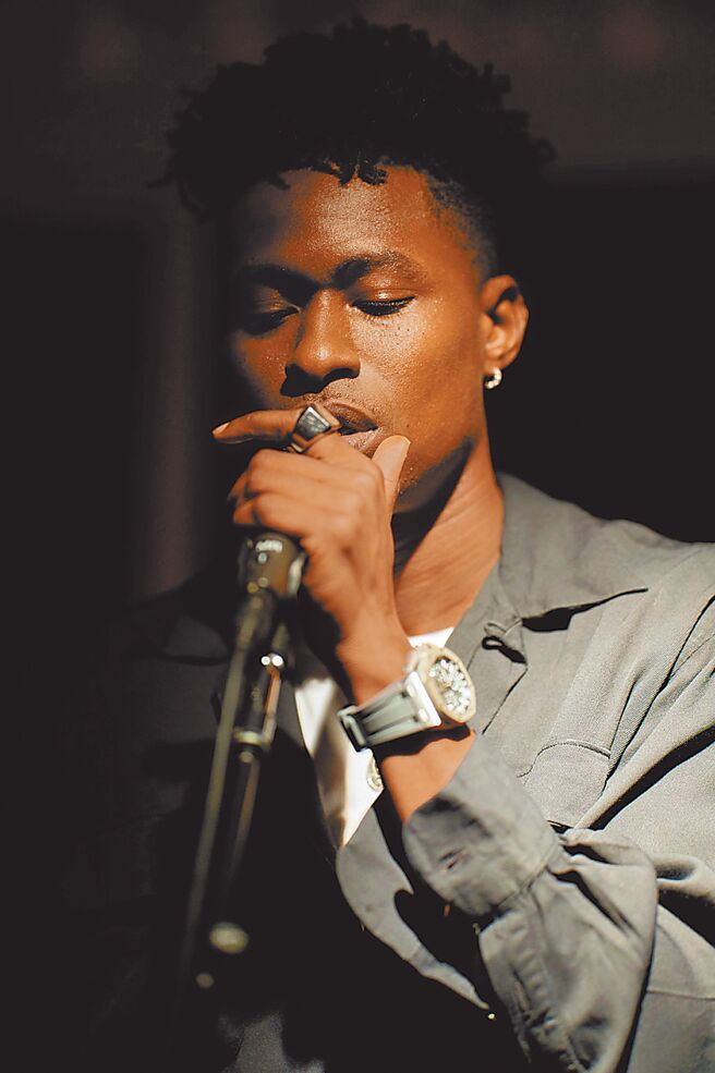 爱彼表赞助节奏蓝调新锐歌手Lucky Daye发表新曲免费让大眾聆听。（Audemars Piguet提供）