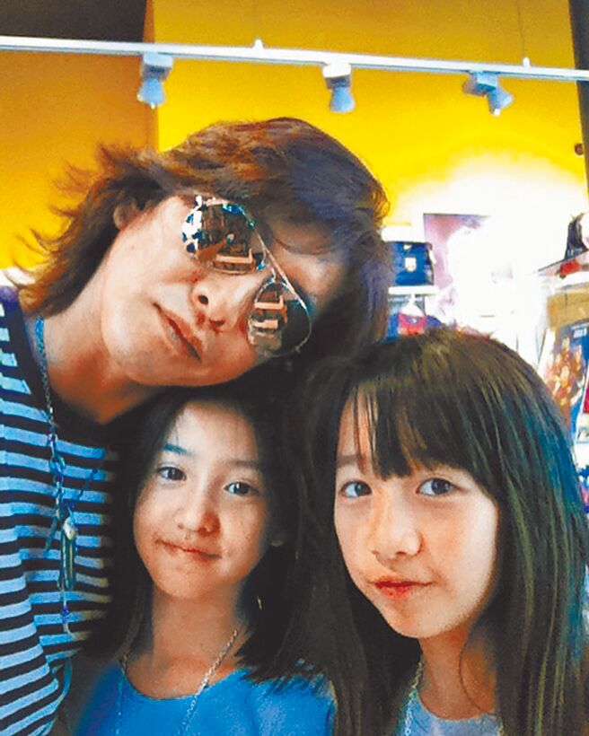 木村拓哉（左）很疼爱两个宝贝女儿。（摘自IG）