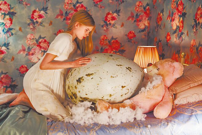 西里索拉琳娜在《孵魔》飾演體操選手，當她在森林中意外撿到一顆「詭蛋」之後，全家都遭遇不測。　　　　　　　　　　（捷傑電影提供）