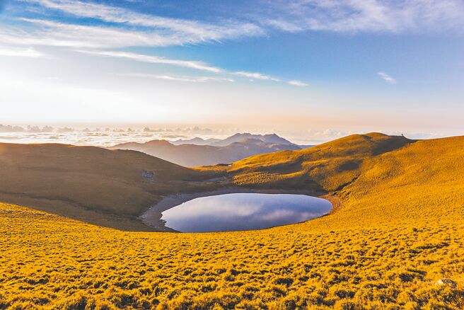 台东嘉明湖被誉为「天使的眼泪」。（奥丁丁体验提供）