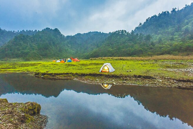 宜兰松萝湖云雾缭绕如同娇羞少女戴上面纱一般。（奥丁丁体验提供）