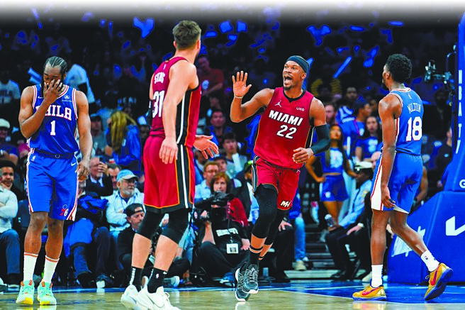 吉米巴特勒（右二）揮手跟費城球迷揮手告別，嗆聲意味濃厚。（美聯社）