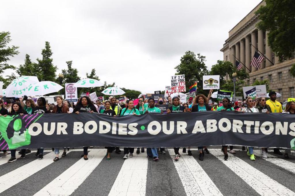 美国支持堕胎权的示威群众14日一路从华盛顿纪念碑游行至最高法院前，吸引不少民众围观。（图/ 中央社）(photo:ChinaTimes)