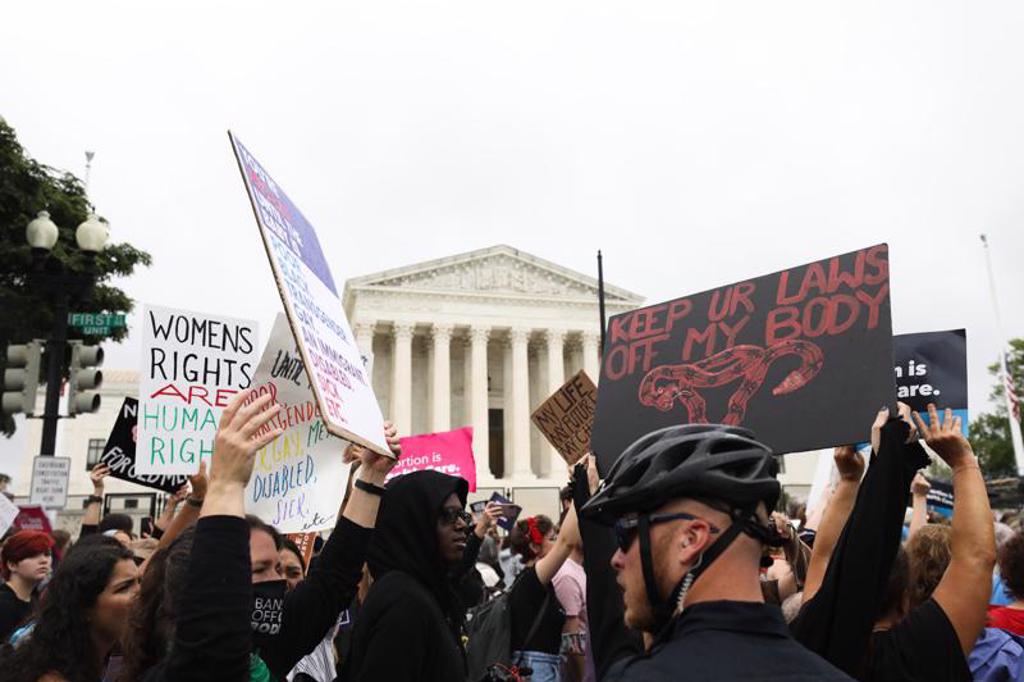 支持堕胎权的示威群众14日抵达游行终点美国最高法院前，高声吶喊「我的身体我作主」。（图/ 中央社）(photo:ChinaTimes)