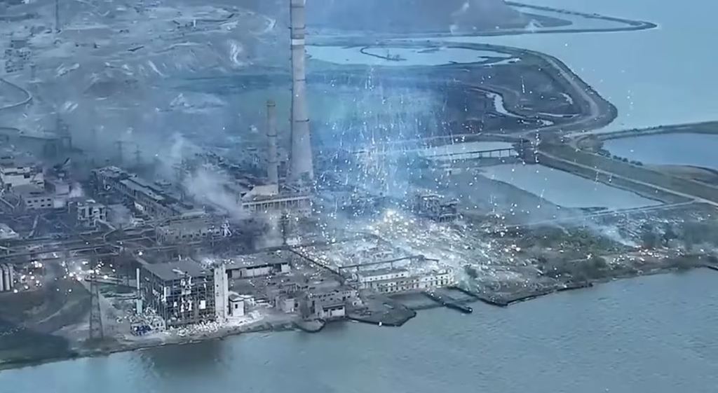 亚速钢铁厂遭到俄军的燃烧弹轰炸，每一个火花都是铝燃剂。图/Telegram(photo:ChinaTimes)