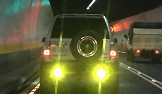吉普車尾燈射超扯綠光閃瞎眼 網看傻：是要求偶嗎？