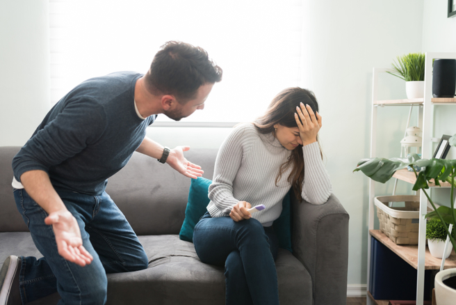 一名網友今年報稅發現老婆買十幾家公司股票，心情十分複雜。（示意圖／達志影像）
