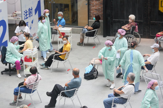 指揮中心為降低確診後中重症風險，宣布65歲以上長者、長照機構住民及18歲以上免疫力不全及免疫力低下且病情穩定者等3類對象，可施打第4劑。（圖／示意圖，記者張鎧乙攝影）