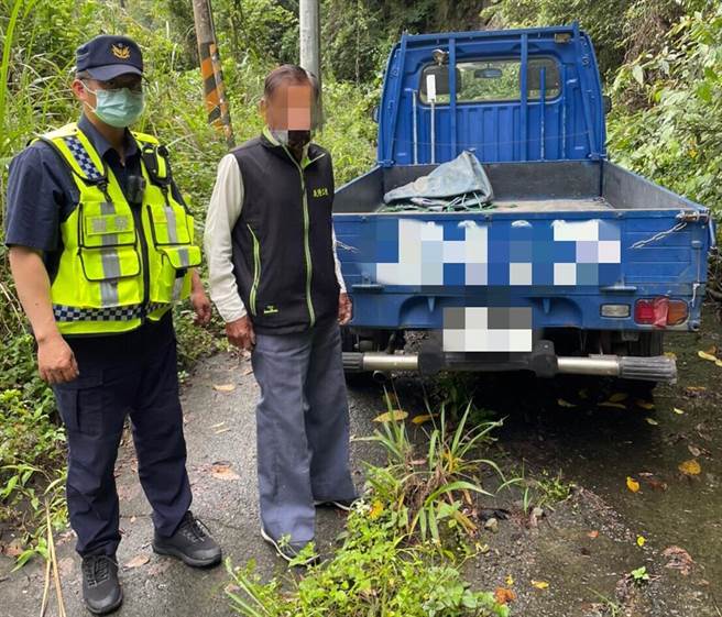 警方在和平区乌石坑山区废弃产业道路，发现1辆小货车停在路中，终于找到苏姓老翁。(警方提供)